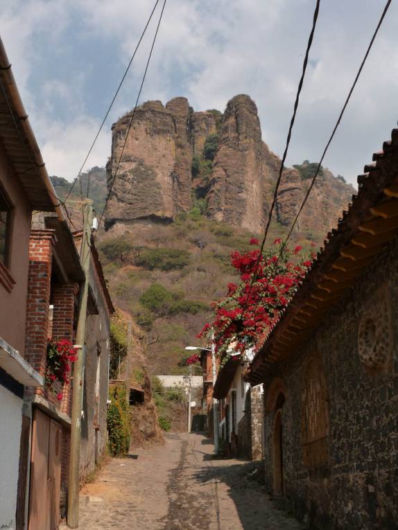 Rua de Tepoztlán, na região central do México, com a montanha da pirâmide ao fundo.